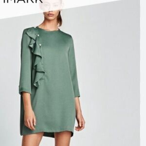 Green ruffle sleeve dress with pearl buttons #pearlbuttons
Zara 
Size M